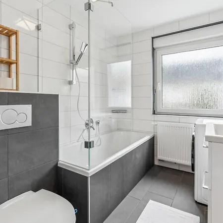 Modernes 6-betten-apartment Mit Balkon Und Parkplatz - Zentrale Lage *